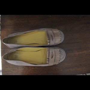 Flats with patent leather detail.